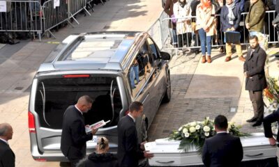 une-foule-digne-et-emue-pour-l&rsquo;ultime-adieu-a-lola