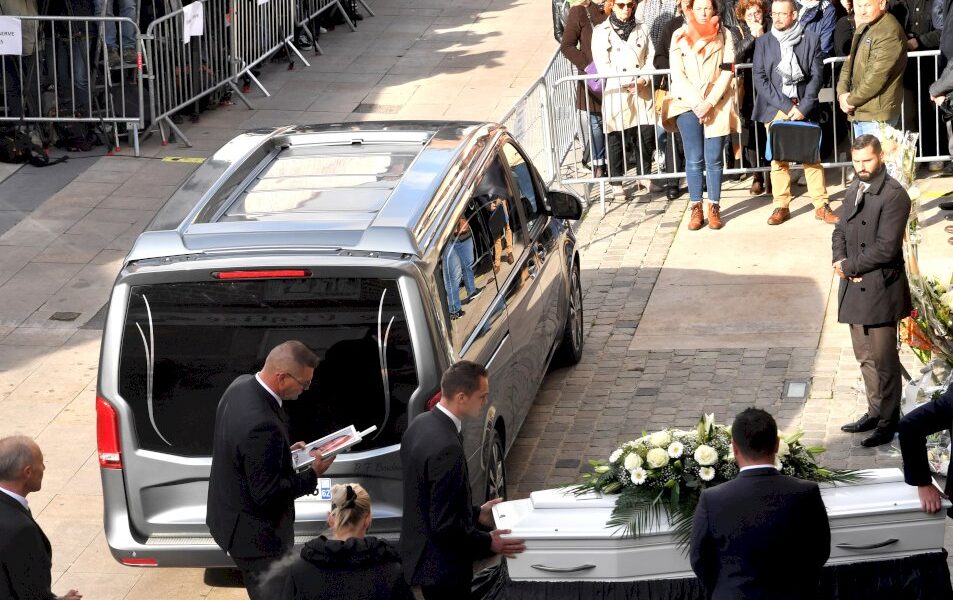 une-foule-digne-et-emue-pour-l&rsquo;ultime-adieu-a-lola