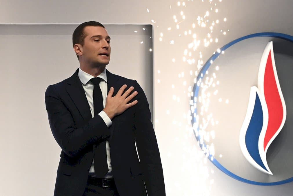 largement-elu,-jordan-bardella-succede-a-marine-le-pen-a-la-tete-du-rn