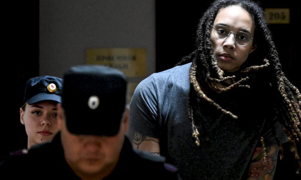 la-basketteuse-americaine-brittney-griner-liberee-contre-un-marchand-d&rsquo;armes-russe