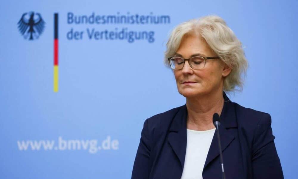 Allemagne: fragilisée par une série de gaffes, la ministre de la Défense démissionne