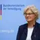 Allemagne: fragilisée par une série de gaffes, la ministre de la Défense démissionne