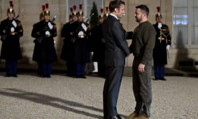 Emmanuel Macron a remis la Légion d'honneur à Volodymyr Zelensky