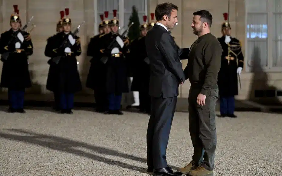 Emmanuel Macron a remis la Légion d'honneur à Volodymyr Zelensky