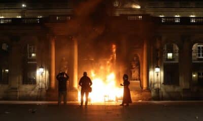 Manifestation à Bordeaux : des débordements entraînent l'incendie de la porte de la mairie