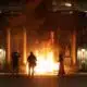 Manifestation à Bordeaux : des débordements entraînent l'incendie de la porte de la mairie