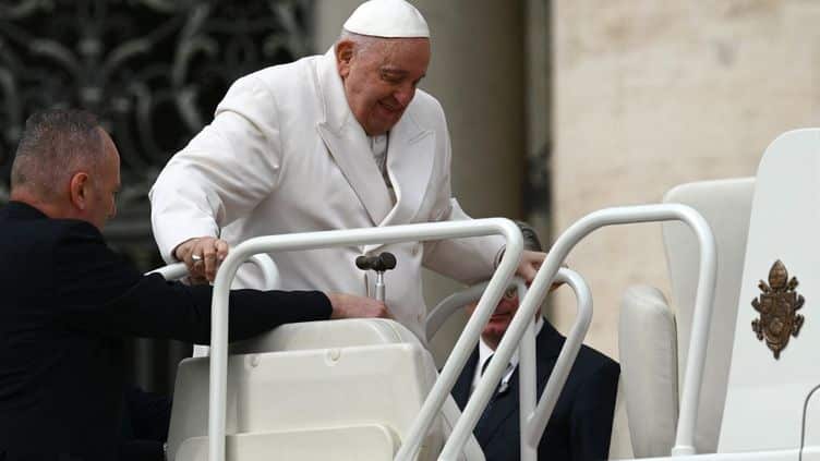 Le pape François souffre d'une infection respiratoire et va rester hospitalisé "quelques jours", annonce le Vatican