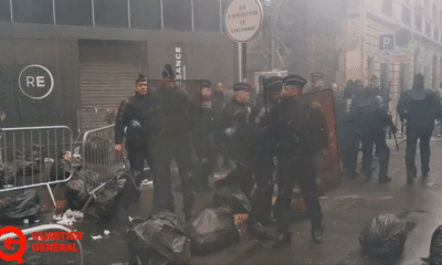 retraites-:-des-manifestants-jettent-des-sacs-poubelles-contre-le-siege-de-renaissance