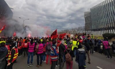 Manifestation sur le périphérique parisien en réponse à l'utilisation du 49.3 pour la réforme des retraites