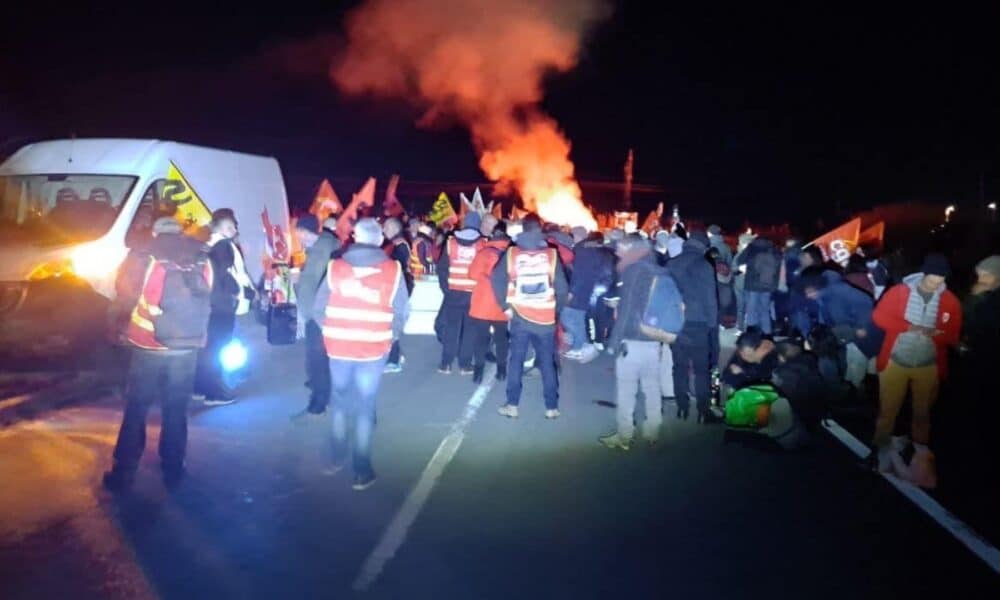Frontignan : blocage du dépôt d'hydrocarbures par 200 manifestants en marge du vote de la réforme des retraites