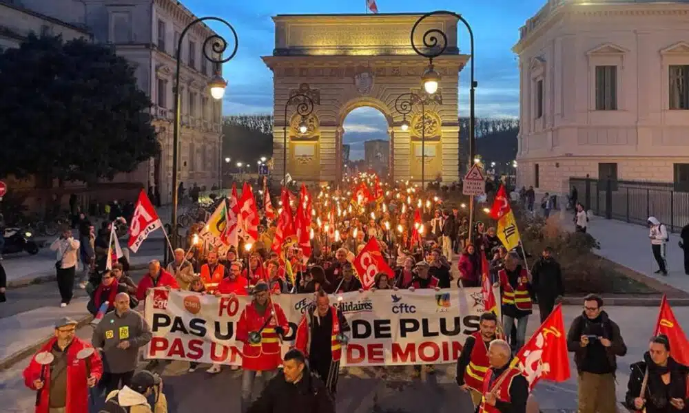 Des retraites aux flambeaux rassemblent des centaines de manifestants à Montpellier contre l'utilisation de l'article 49.3