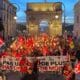 Des retraites aux flambeaux rassemblent des centaines de manifestants à Montpellier contre l'utilisation de l'article 49.3