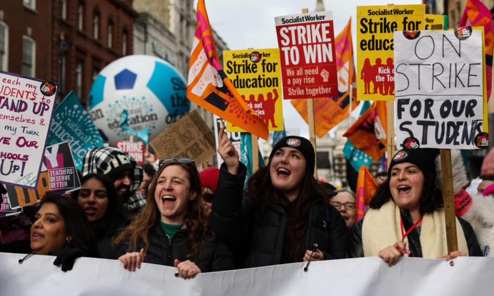 Au Royaume-Uni, le salaire minimum augmente de presque 10%, un record