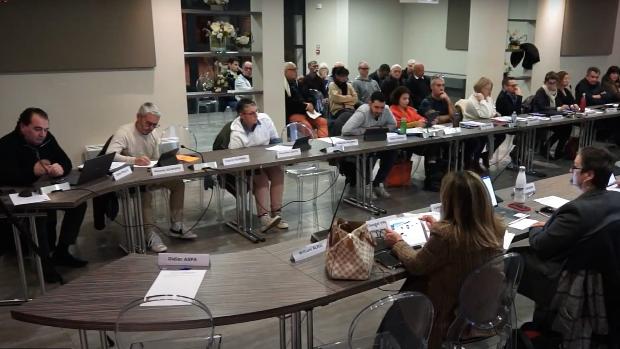 L'opposition en déroute, les démissions s’enchainent