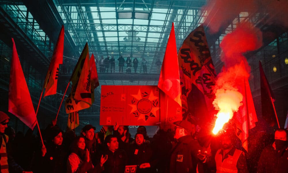Retraites : des cheminots envahissent les locaux de BlackRock à Paris