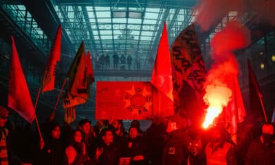 Retraites : des cheminots envahissent les locaux de BlackRock à Paris