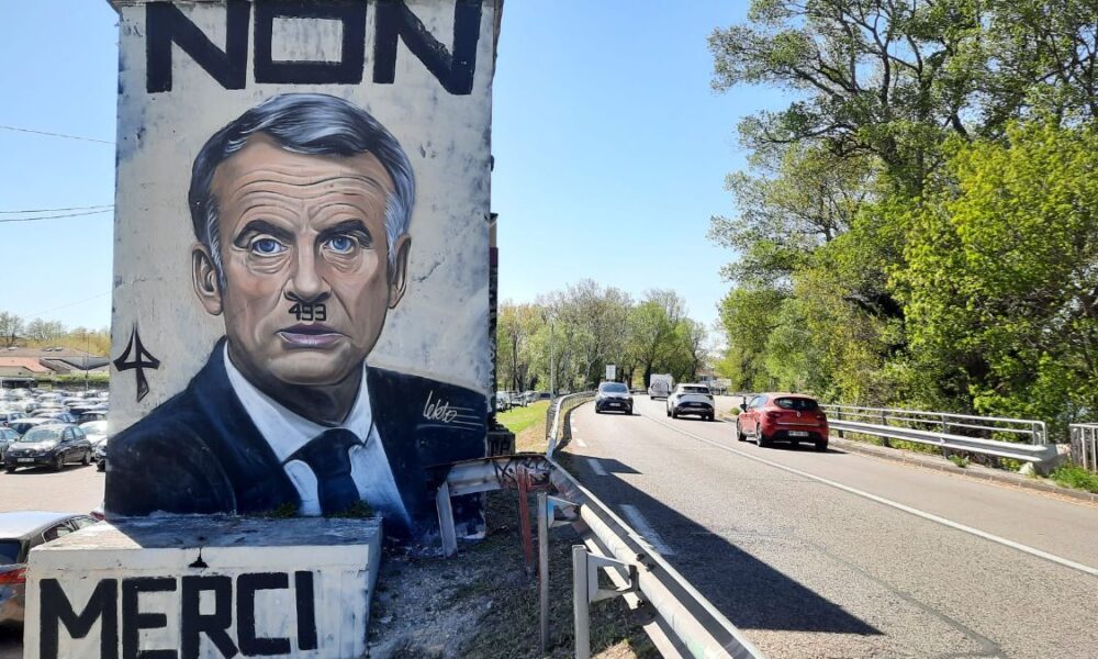 Une fresque représentant Macron en Hitler bientôt effacée à Avignon