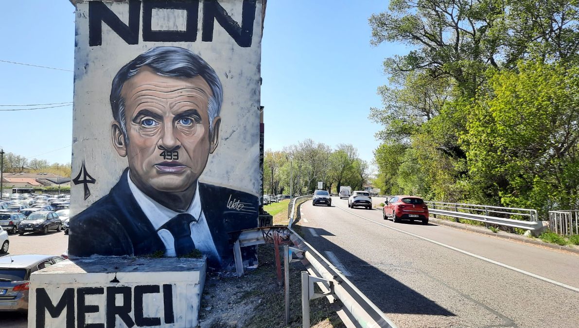 Une fresque représentant Macron en Hitler bientôt effacée à Avignon