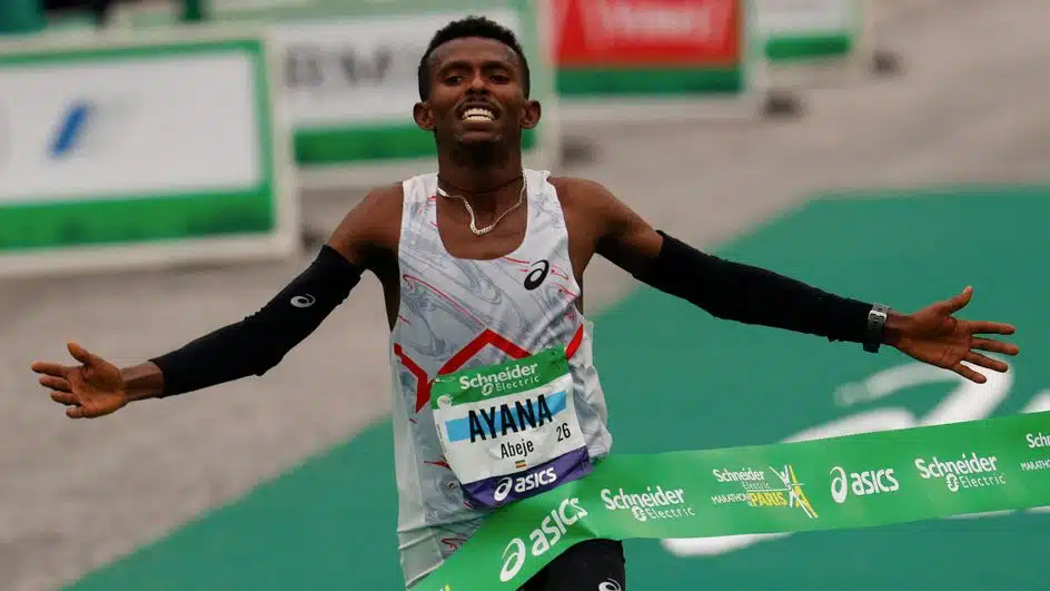 Marathon de Paris : l'Ethiopien Abeje Ayana s'impose chez les hommes, la Kényane Helah Kiprop chez les femmes