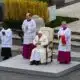 Le pape François, tout juste sorti de l'hôpital, apparaît sur la place Saint-Pierre pour la messe des Rameaux