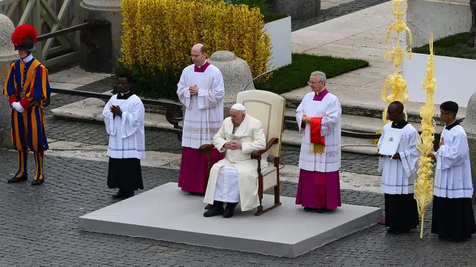 Le pape François, tout juste sorti de l'hôpital, apparaît sur la place Saint-Pierre pour la messe des Rameaux