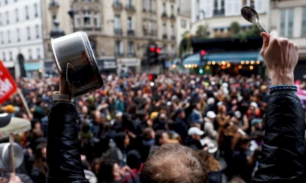 reforme-des-retraites-:-nuit-de-casseroles-et-manifestations-apres-le-discours-de-macron