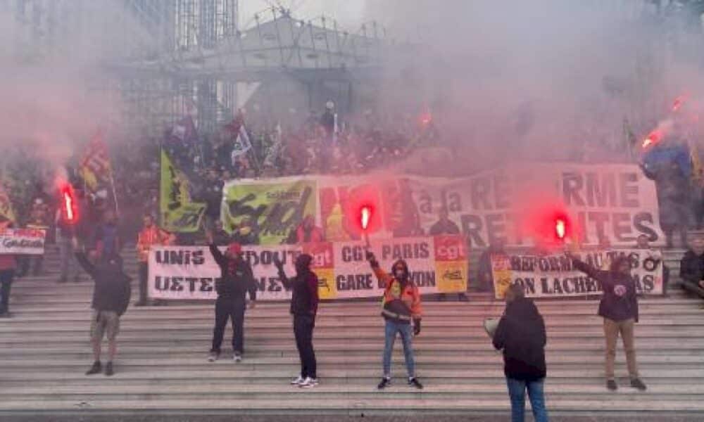 reforme-des-retraites-:-des-manifestants-envahissent-les-locaux-d&rsquo;euronext-dans-le-quartier-de-la-defense