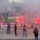 reforme-des-retraites-:-des-manifestants-envahissent-les-locaux-d&rsquo;euronext-dans-le-quartier-de-la-defense