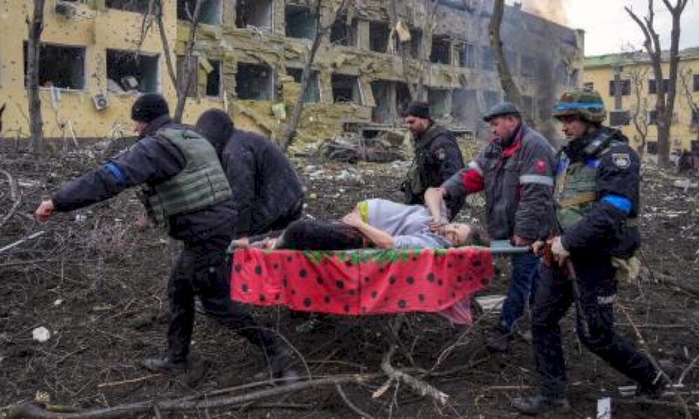 world-press-photo-:-l&rsquo;image-d&rsquo;une-femme-evacuee-d&rsquo;une-maternite-a-marioupol-remporte-le-premier-prix