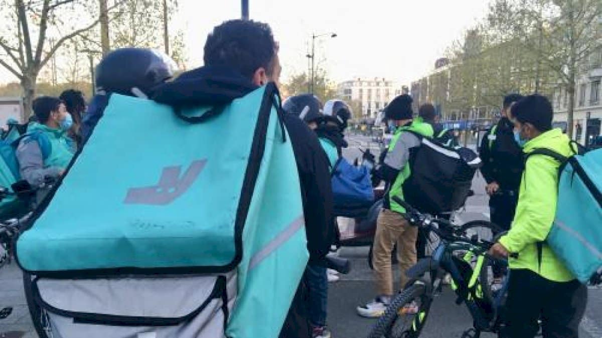 un-revenu-minimal-horaire-garanti-pour-les-livreurs-a-deux-roues-:-« c&rsquo;est-une-vraie-revolution »,-salue-un-syndicat