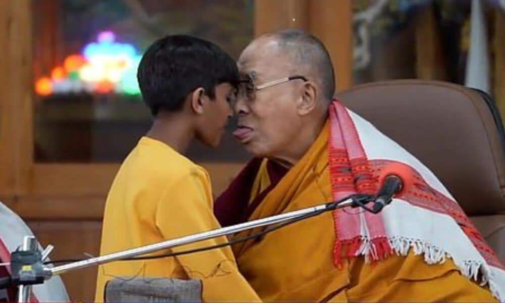 Le dalaï-lama présente ses excuses à un enfant pour un geste déplacé