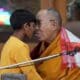 Le dalaï-lama présente ses excuses à un enfant pour un geste déplacé