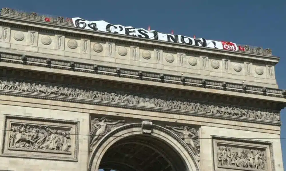 Une banderole géante déployée contre la réforme des retraites sur l'Arc de Triomphe