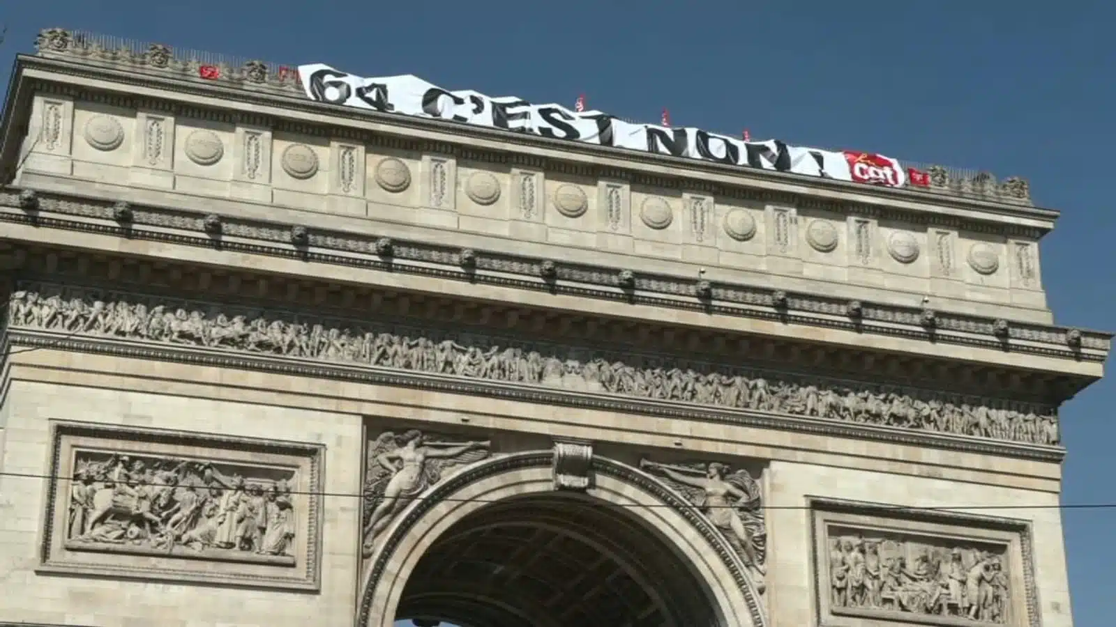 Une banderole géante déployée contre la réforme des retraites sur l'Arc de Triomphe