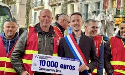 Sylvain Carrière remet un chèque de 10 000 € aux grévistes à Sète