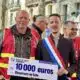 Sylvain Carrière remet un chèque de 10 000 € aux grévistes à Sète