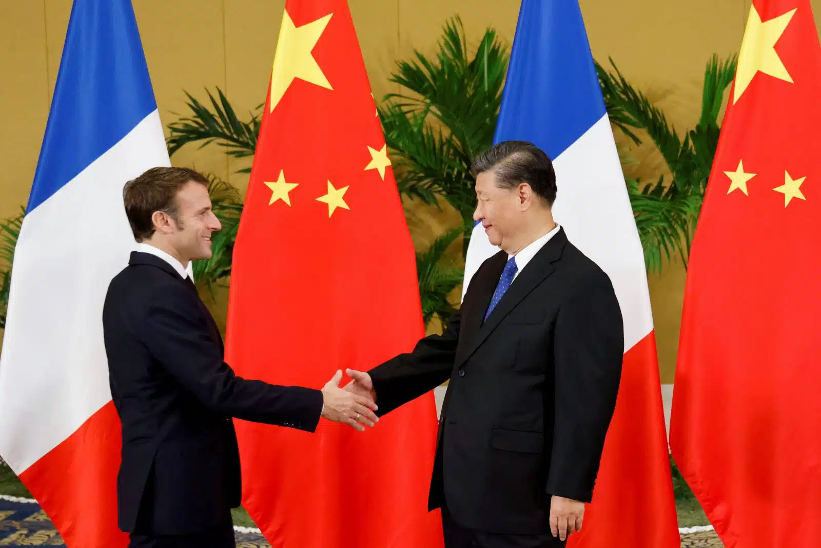 Emmanuel Macron, en Chine, appelle Xi Jinping à « ramener la Russie à la raison »