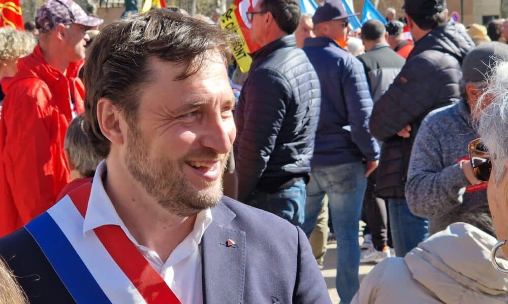 Sébastien Rome offre "Les Camisards" à Macron pour rappeler la lutte contre le monarque absolu