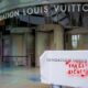 des-militants-ecologistes-taguent-la-fondation-louis-vuitton-a-paris