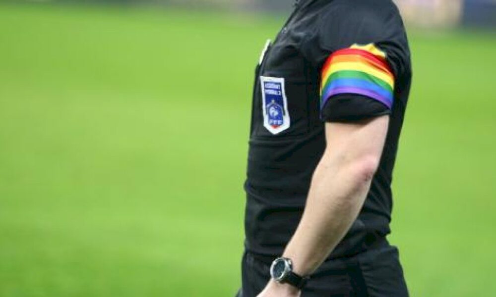 football-:-trois-associations-lgbt+-deposent-plainte-contre-amazon-pour-ne-pas-avoir-coupe-des-chants-homophobes-lors-de-la-rediffusion-de-matchs