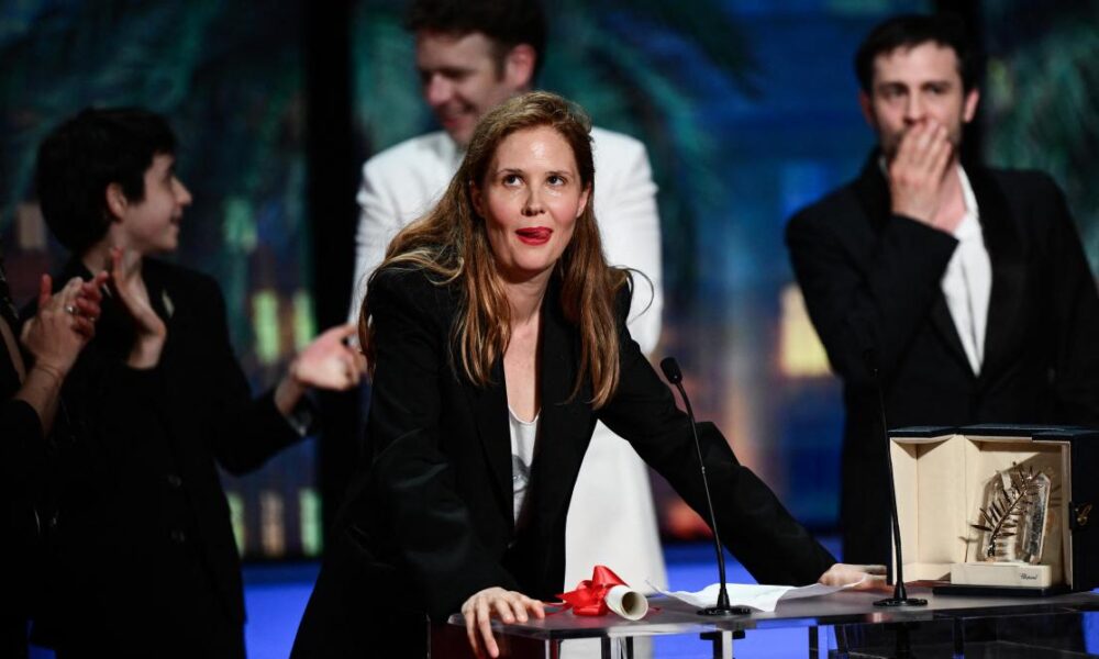 Cannes : Justine Triet gagne la Palme d’or et charge le gouvernement
