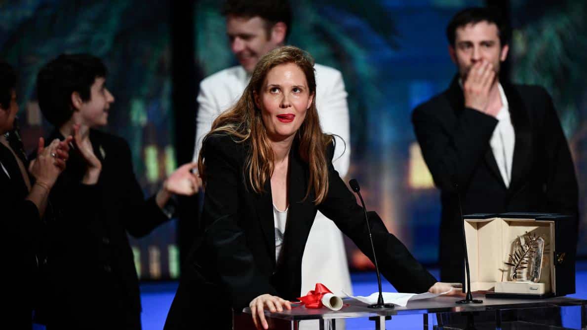 Cannes : Justine Triet gagne la Palme d’or et charge le gouvernement