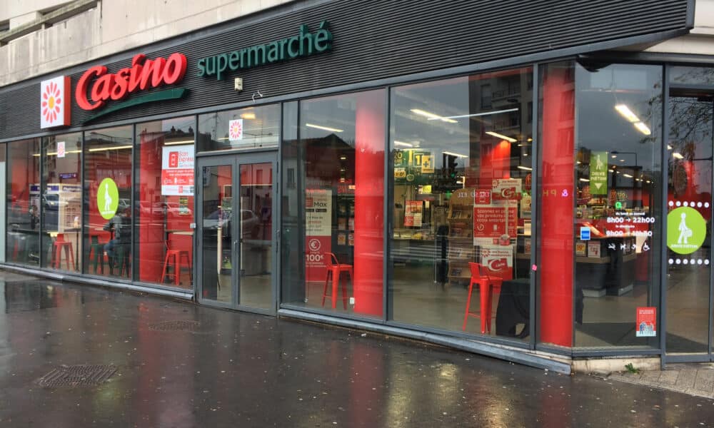 Le groupe Casino, très endetté, compte vendre une centaine de magasins à Intermarché