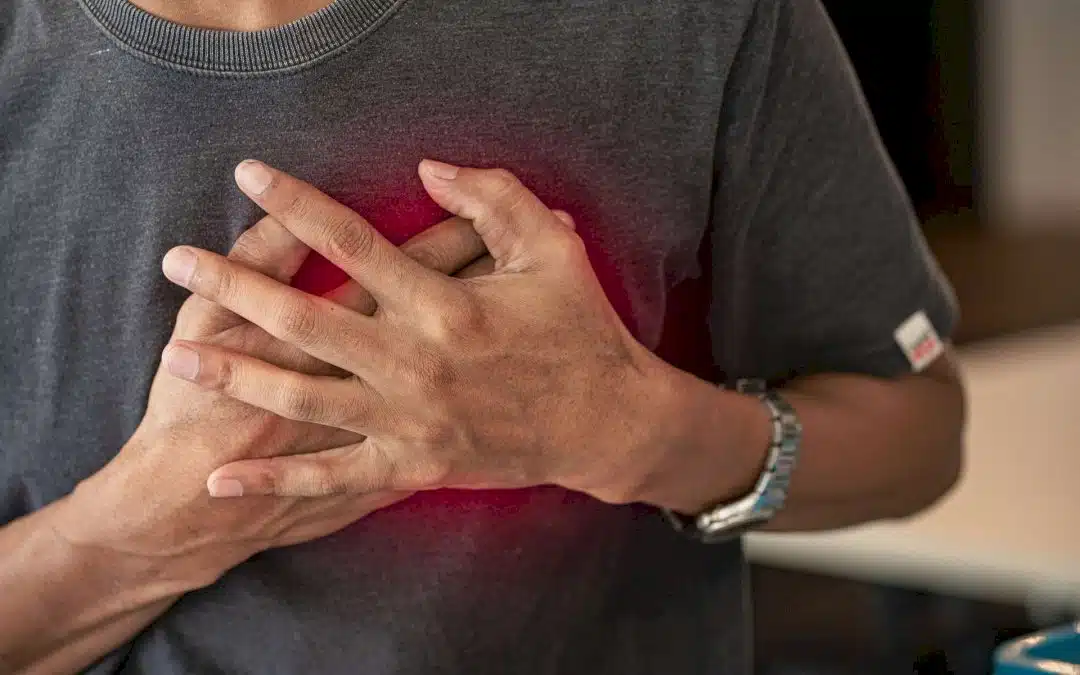 Arrêts cardiaques : des experts appellent à des formations répétées et à une meilleure accessibilité des défibrillateurs
