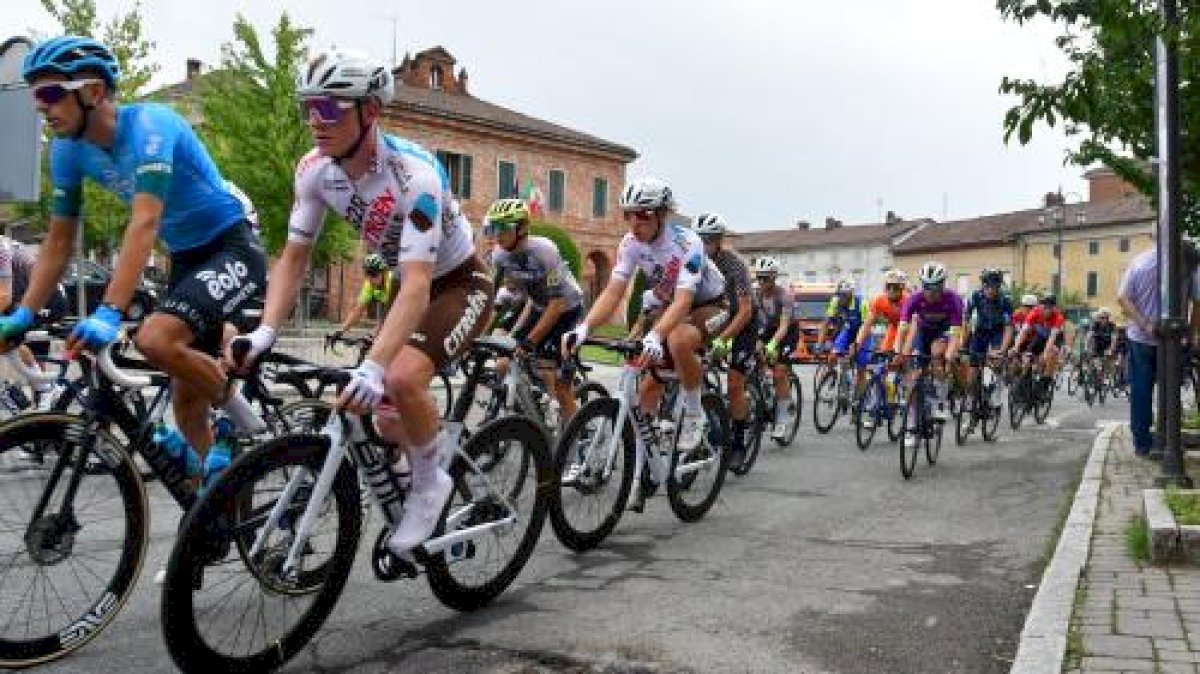 cyclisme-:-31-coureurs-exclus-du-tour-d&rsquo;italie-espoirs-pour-s&rsquo;etre-accroches-a-des-vehicules