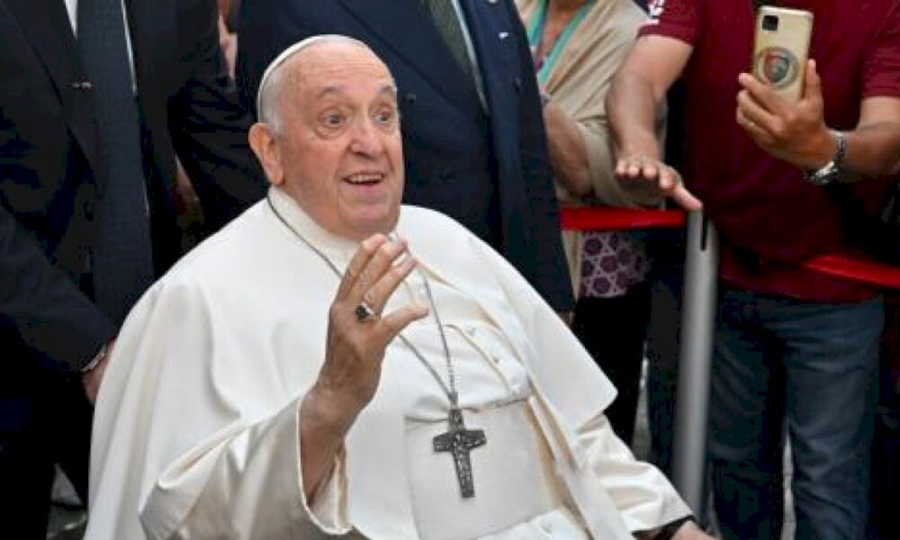 le-pape-est-sorti-de-l&rsquo;hopital,-apres-un-sejour-de-dix-jours-lie-a-une-operation-de-l&rsquo;abdomen