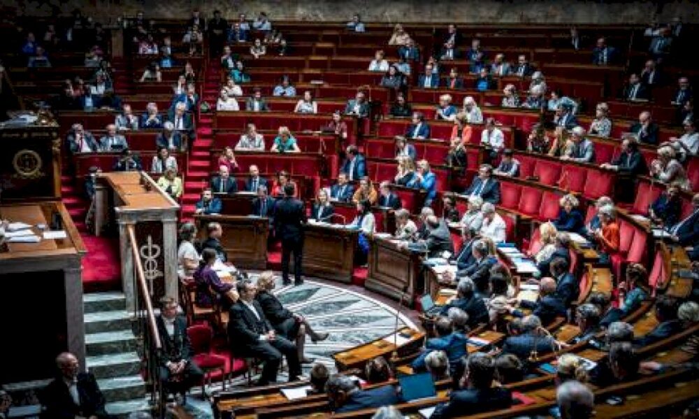 Le gouvernement d'Elisabeth Borne n'est pas renversé, tandis que le premier des deux volets du budget va maintenant être examiné au Sénat. Sans surprise, Elisabeth Borne reste en poste. La Première ministre et son gouvernement ont échappé à la censure, vendredi 20 octobre, après le rejet des deux motions de censure déposées mercredi. Elles sont consécutives à l'usage du 49.3 de la Constitution pour adopter la première partie du budget 2024, à l'Assemblée nationale. Le texte va désormais être examiné au Sénat. Dans le détail, un total de 89 parlementaires ont voté la motion de censure du Rassemblement national, alors que la majorité requise était de 289 votes, soit la moitié de l'Assemblée nationale plus une voix.  La motion de censure de La France insoumise, déposée dans un contexte de crise de la Nupes, a recueilli 219 votes, un chiffre nettement supérieur à celui de la motion du RN. Cela s'explique par le fait que les députés Rassemblement national votent la motion des insoumis, alors que l'inverse n'est pas vrai : les élus LFI refusent systématiquement de soutenir une motion du RN. D'ici à mi-novembre, le gouvernement devrait de nouveau avoir recours au 49.3 pour faire adopter les autres textes budgétaires de l'automne, faute de majorité absolue. De nouvelles motions de censure émanant du RN et de LFI pourraient être examinées, dans la foulée. Et sans un vote massif des 61 députés Les Républicains, crucial pour atteindre la barre des 289 élus, Elisabeth Borne est assurée de rester en fonction. La Première ministre a déjà dégainé l'arme constitutionnelle du 49.3 à treize reprises depuis son arrivée à Matignon, en mai 2022. Au total, elle a échappé à vingt tentatives de censure.