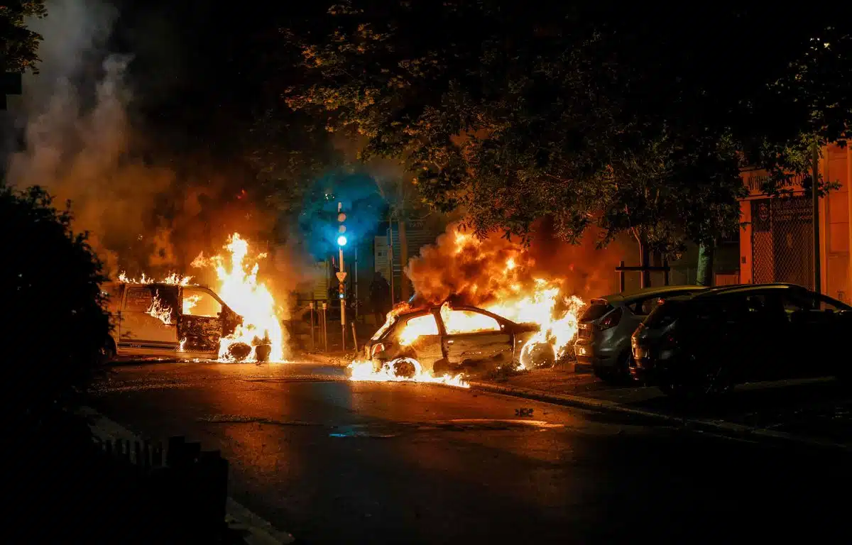 Une nuit d’émeutes et de violences dans les grandes villes de France