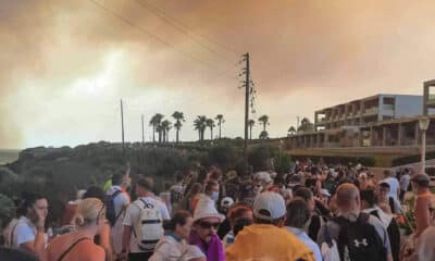 Incendies en Grèce : plus de 30 000 habitants de l’île de Rhodes évacués