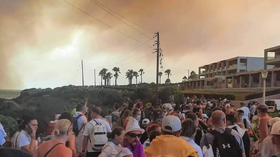 Incendies en Grèce : plus de 30 000 habitants de l’île de Rhodes évacués